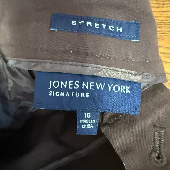 Jones New York Signature Stretch Bermuda Shorts, Size 16 - Picture 7 of 8